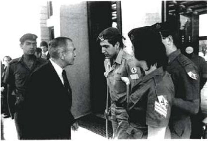1. הנשיא חיים הרצוג בקבלת פנים לחיילים מצטיינים בבית הנשיא, ביום העצמאות, 1984